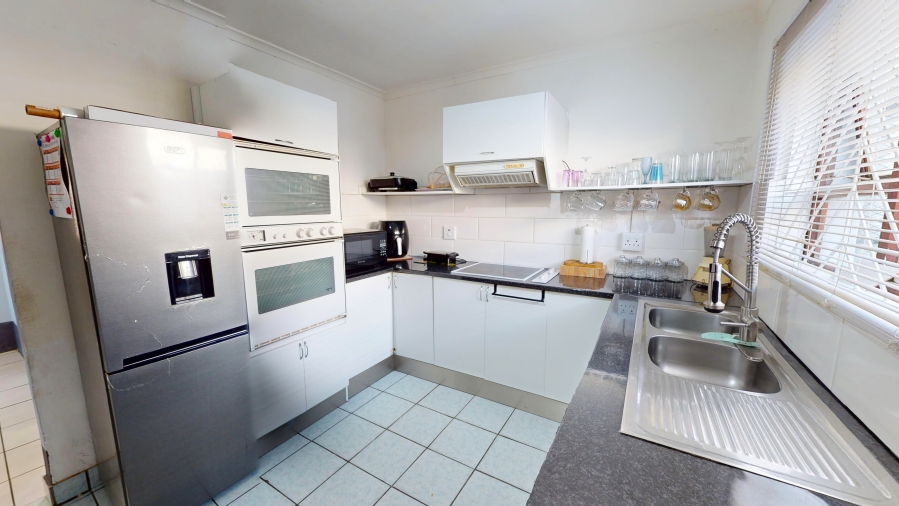 6 Bedroom Property for Sale in Malibu Village Western Cape